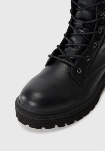 Ботинки на шнуровке