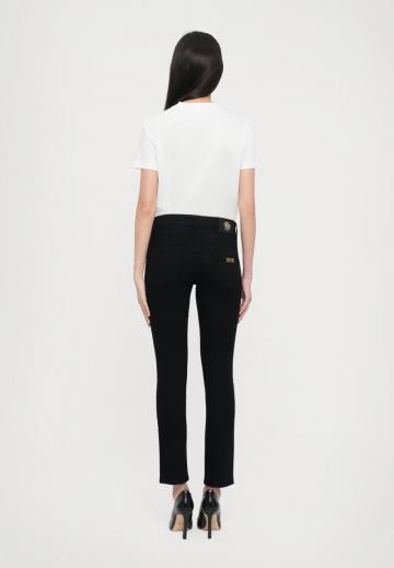 Узкие джинсы