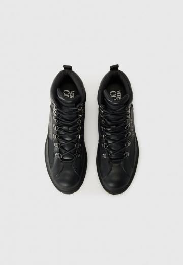 Ботинки на шнуровке