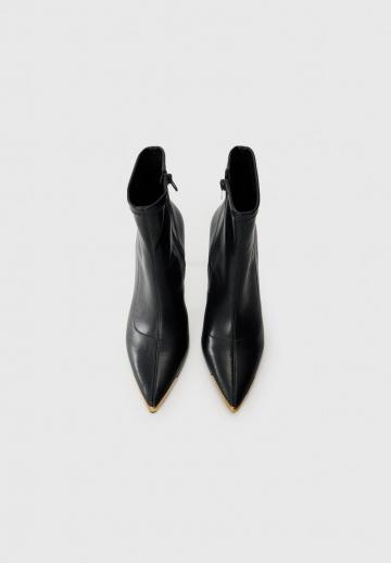 Высокие сапоги