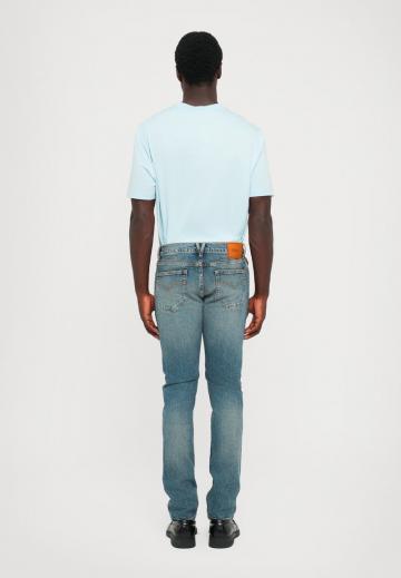 Узкие джинсы