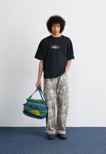 Брюки с накладными карманами