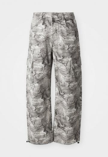 Брюки с накладными карманами