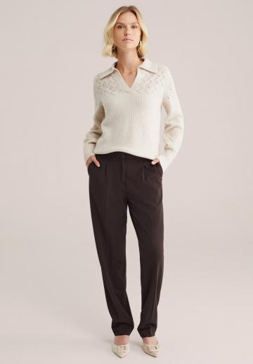 Пуловер с вырезом V