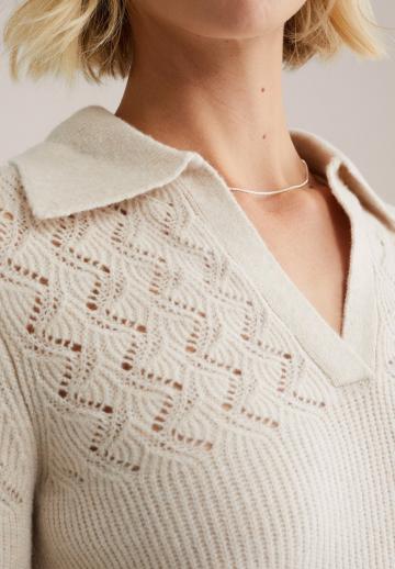 Пуловер с вырезом V