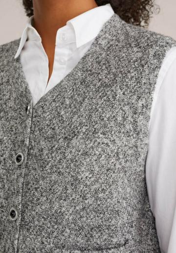 Вязаный жилет