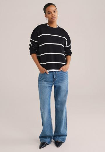 Пуловер в полоску