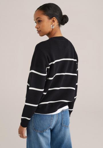 Пуловер в полоску