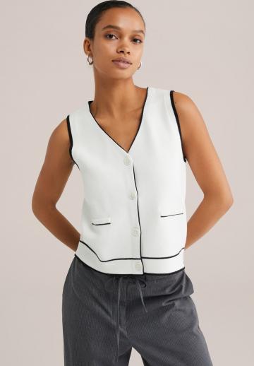 Вязаный жилет