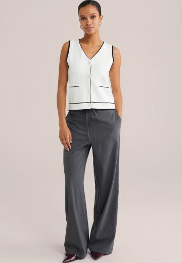 Вязаный жилет