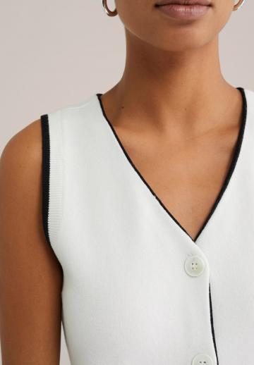 Вязаный жилет