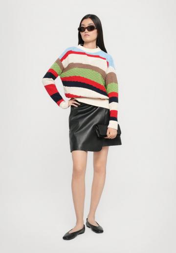Пуловер в полоску