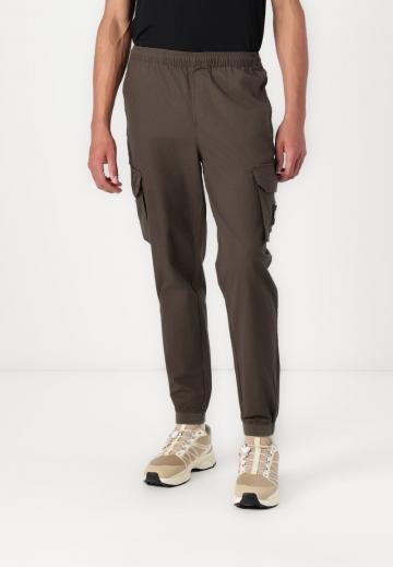 Брюки с накладными карманами