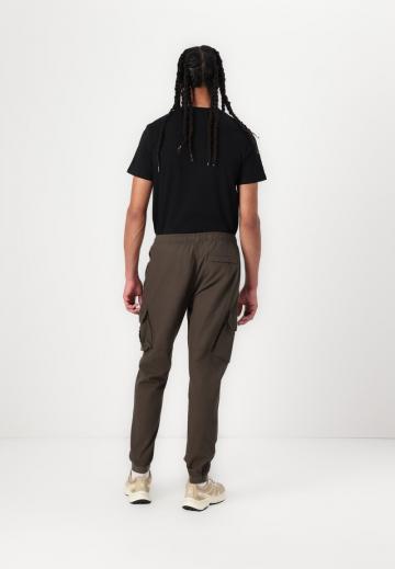 Брюки с накладными карманами