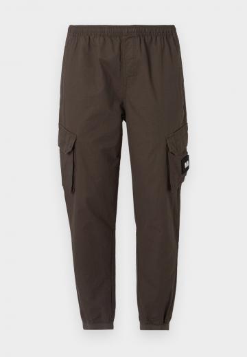 Брюки с накладными карманами