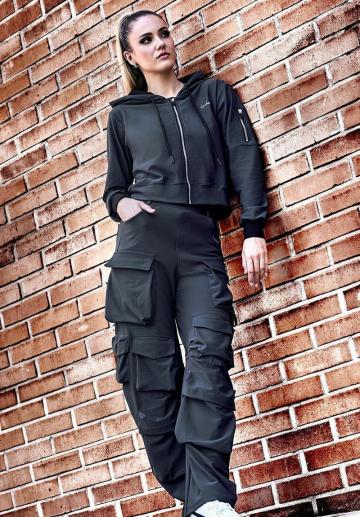 Брюки с накладными карманами