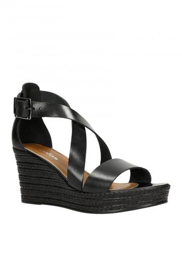 Босоножки на танкетке