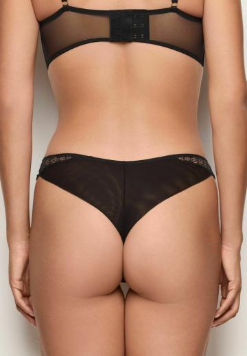 Трусы на бедрах