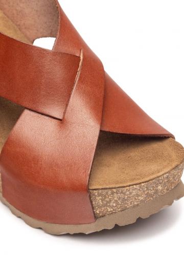 Босоножки на танкетке