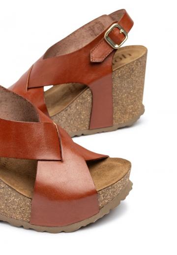 Босоножки на танкетке