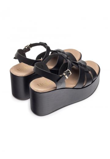 Босоножки на танкетке