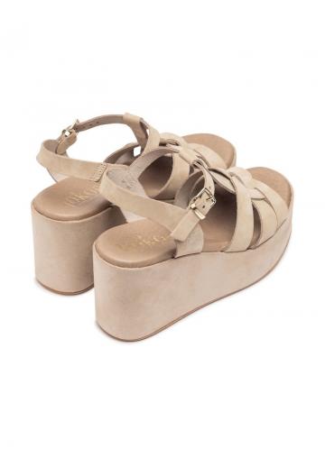 Босоножки на танкетке