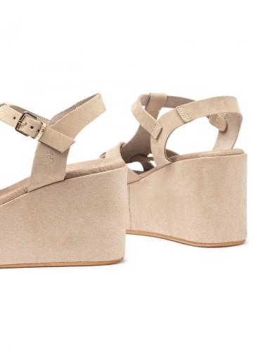 Босоножки на танкетке