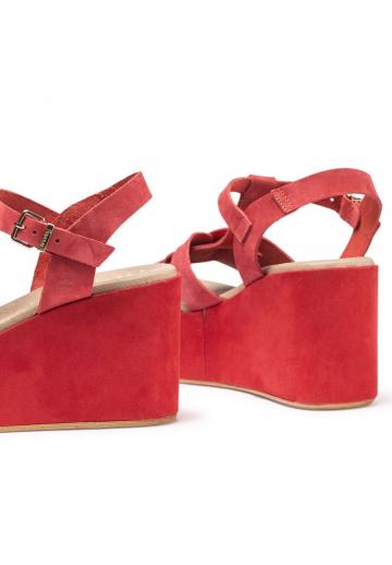 Босоножки на танкетке