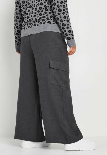 Брюки с накладными карманами