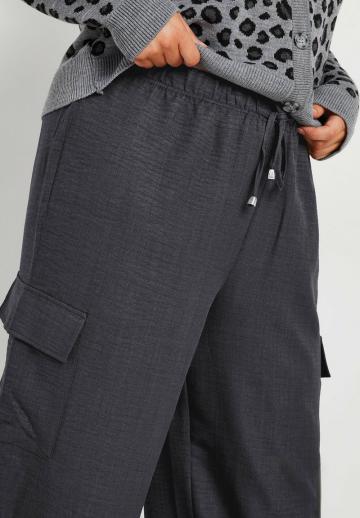 Брюки с накладными карманами