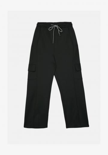 Брюки с накладными карманами