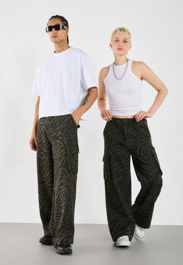 Брюки с накладными карманами