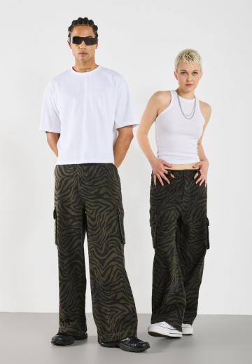 Брюки с накладными карманами