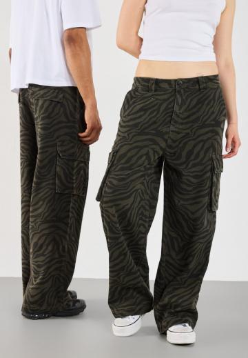 Брюки с накладными карманами