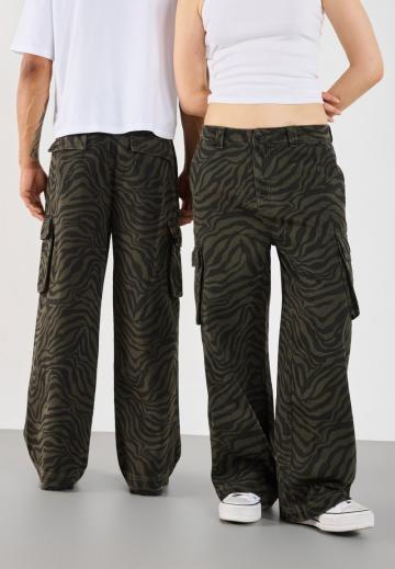 Брюки с накладными карманами