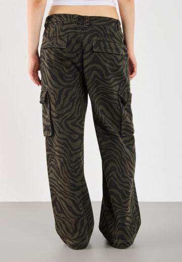 Брюки с накладными карманами