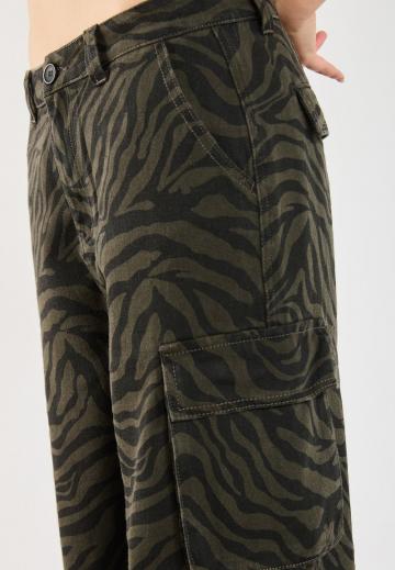 Брюки с накладными карманами