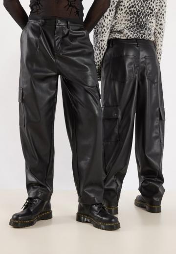 Брюки с накладными карманами