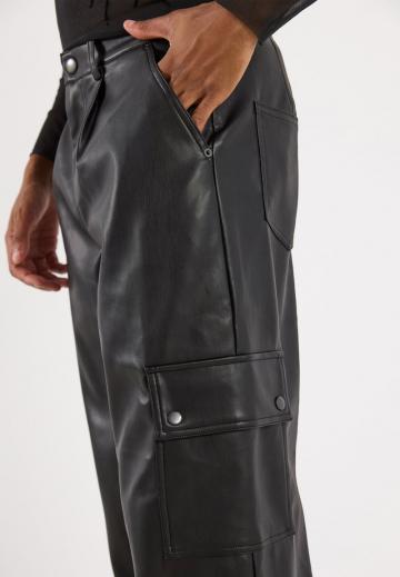 Брюки с накладными карманами