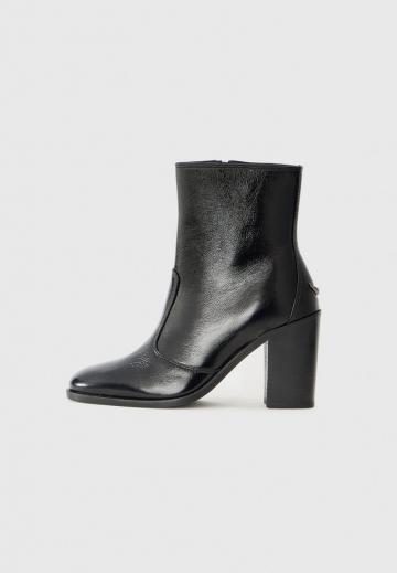 Высокие сапоги