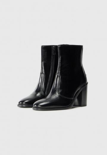 Высокие сапоги