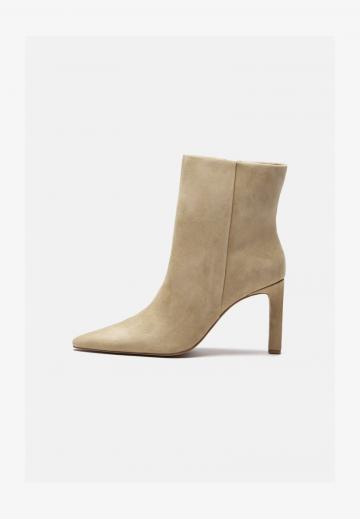 Высокие сапоги