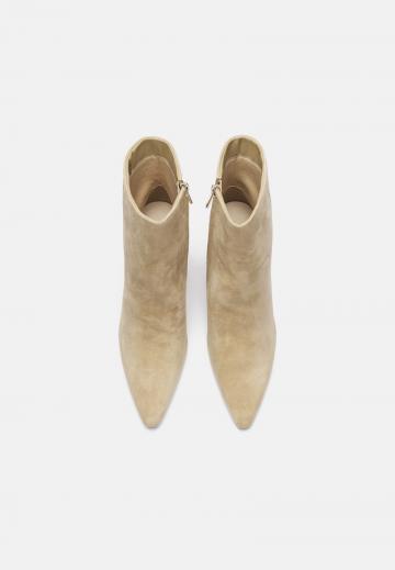 Высокие сапоги