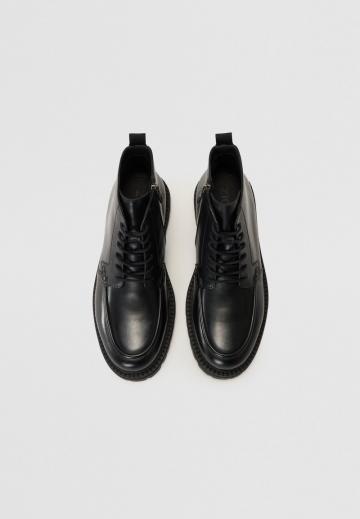 Ботинки на шнуровке