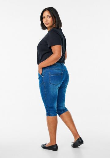 Короткие джинсы