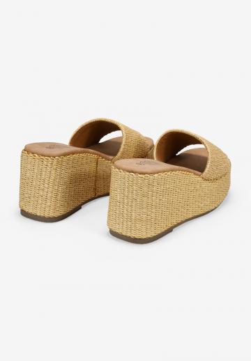 Босоножки на каблуке