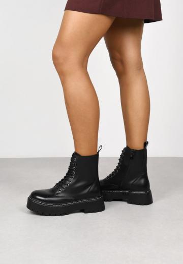 Ботинки на шнуровке