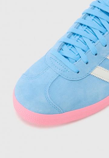 Футбольные бутсы