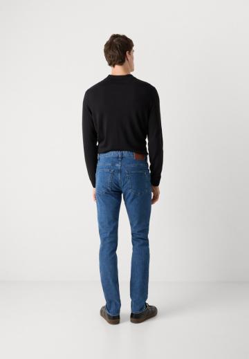 Узкие джинсы