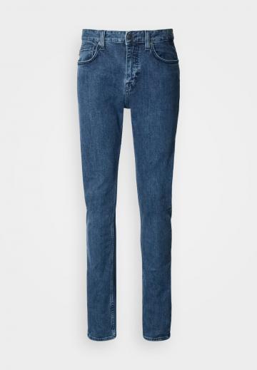 Узкие джинсы